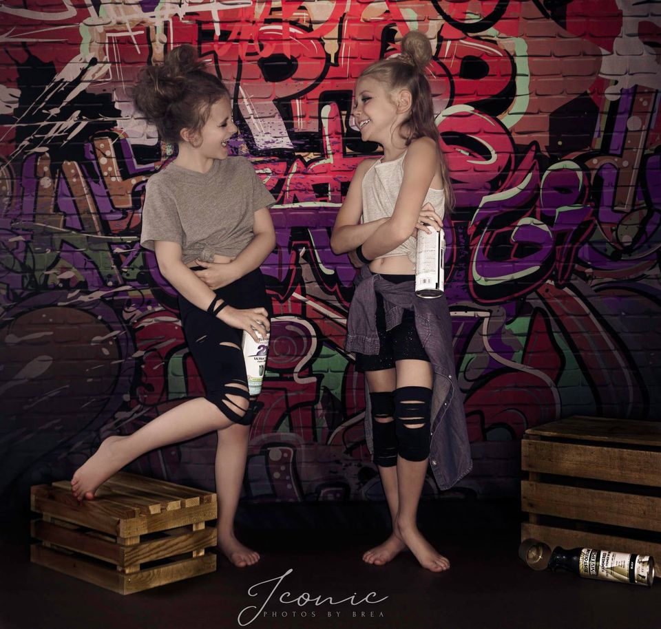Kate Jugend Graffiti Wand grau Backsteinboden Hintergrund Kinder - Kate Backdrop.de