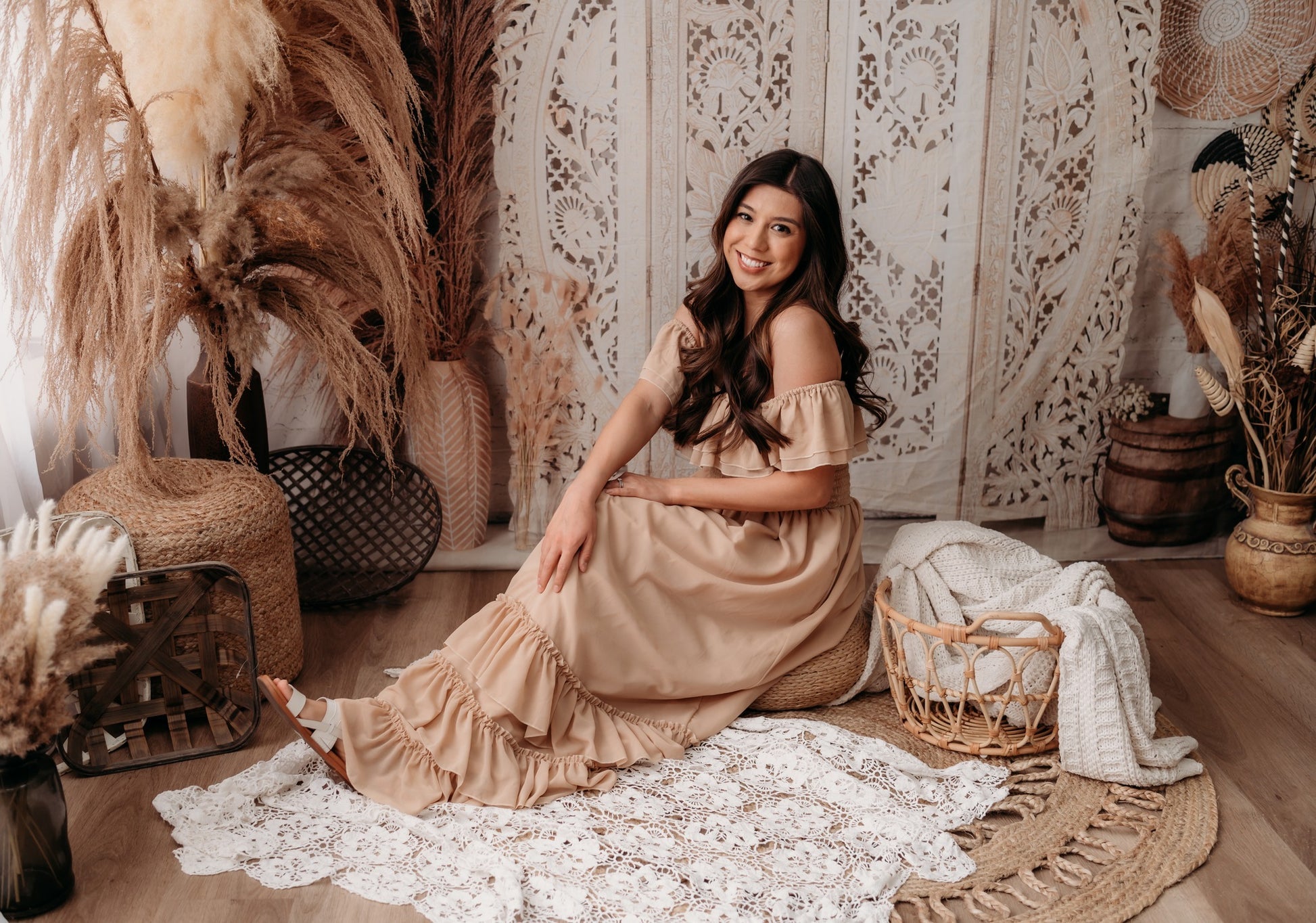 Kate Boho mit Pampasgras Hintergrund von Mandy Ringe Photography - Kate Backdrop.de