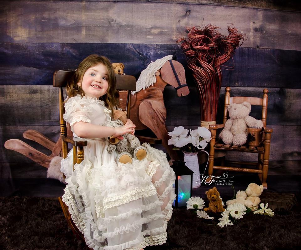 Kate Rocking Horse und Teddybär Kinder Kulisse für Fotografie Entworfen von Amanda Moffatt - Kate Backdrop.de