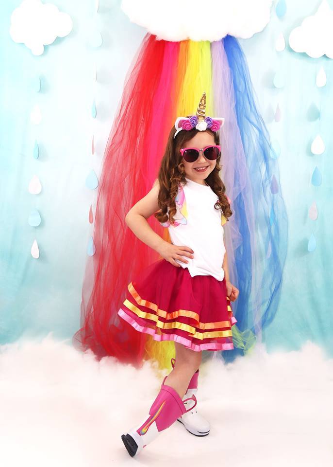 Kate Rainy Spring Rainbow Flowers Kinderhintergrund Entworfen von Leann West - Kate Backdrop.de