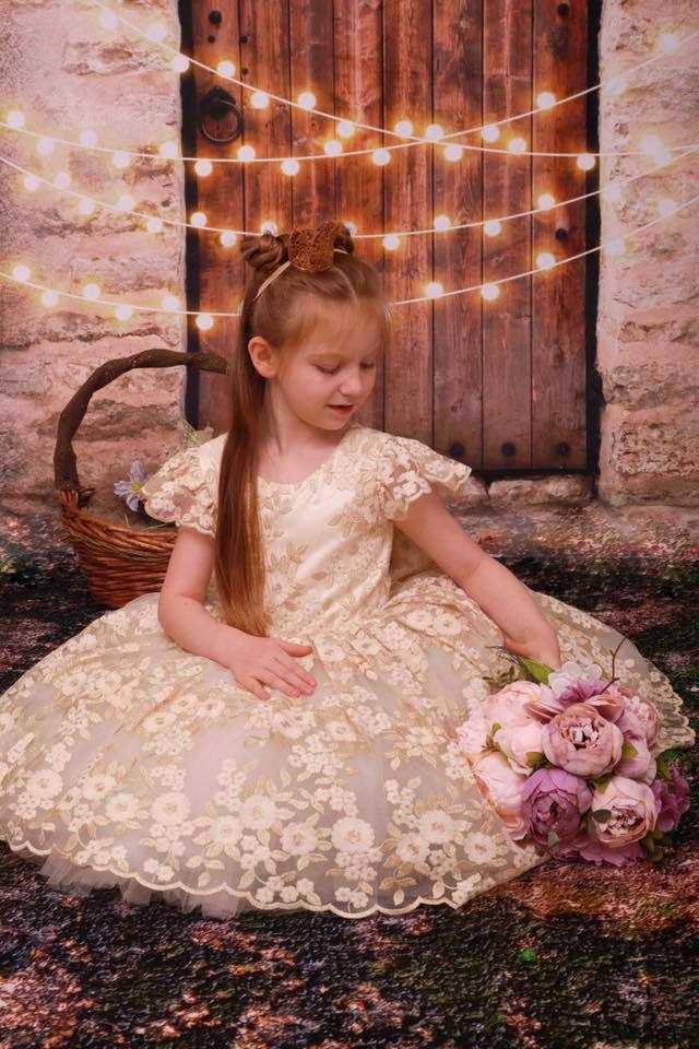 Kate Vintage Wand und Tür mit Lichter Kinder Hintergrund für Kinder von JFCC - Kate Backdrop.de