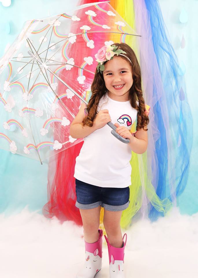 Kate Rainy Spring Rainbow Flowers Kinderhintergrund Entworfen von Leann West - Kate Backdrop.de