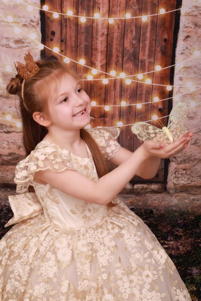 Kate Vintage Wand und Tür mit Lichter Kinder Hintergrund für Kinder von JFCC - Kate Backdrop.de