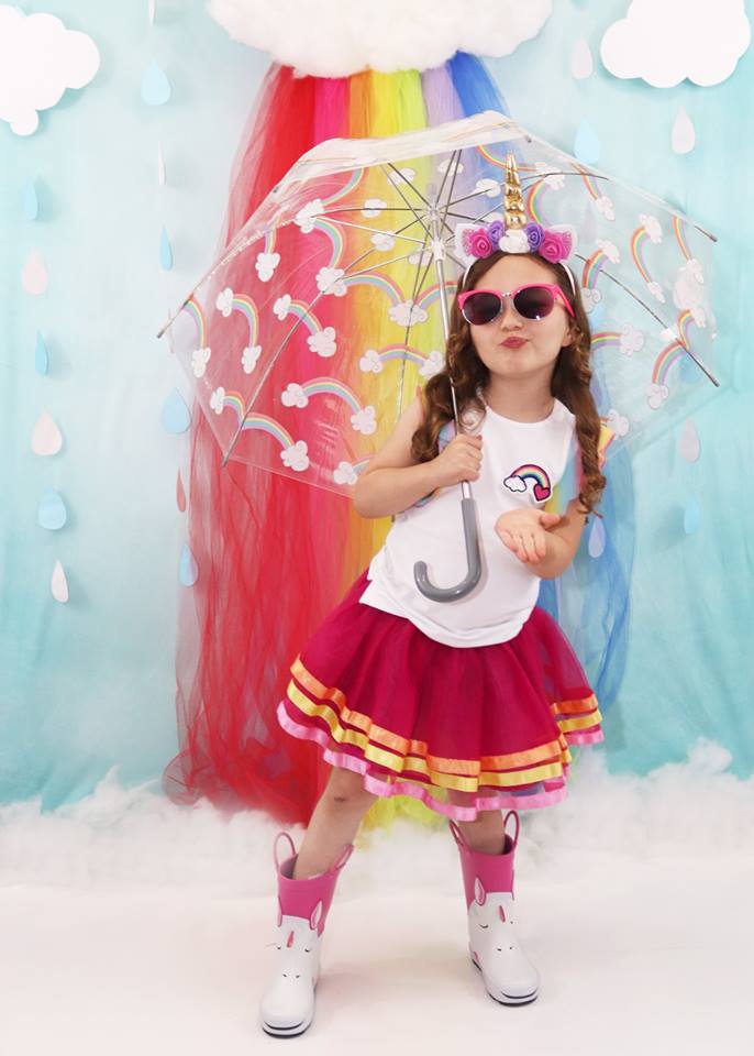Kate Rainy Spring Rainbow Flowers Kinderhintergrund Entworfen von Leann West - Kate Backdrop.de