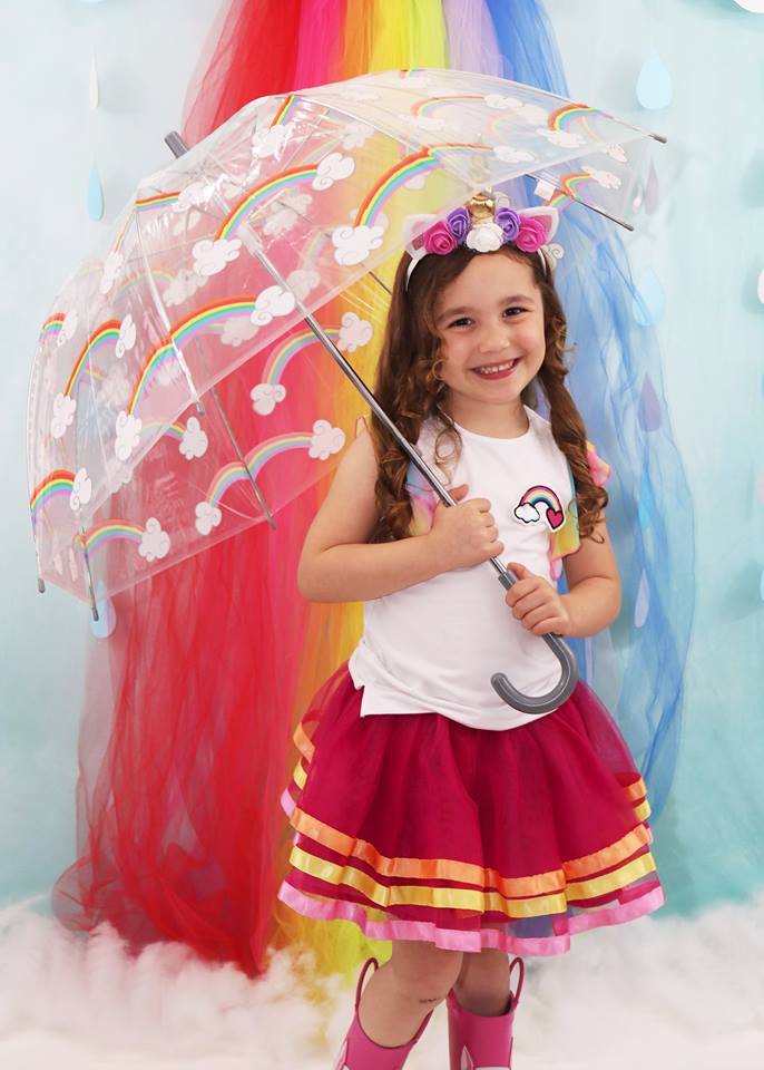 Kate Rainy Spring Rainbow Flowers Kinderhintergrund Entworfen von Leann West - Kate Backdrop.de