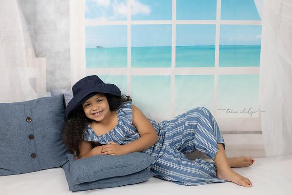 Kate Meer außerhalb des Fensterhintergrund für Familien Wand Entworfen von JFCC - Kate Backdrop.de