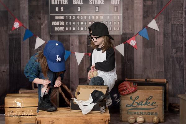 Kate Vintager Baseball mit Anzeigetafel-Sport-Hintergrund für die Fotografie entworfen von Mandy Ringe Photography - Kate Backdrop.de