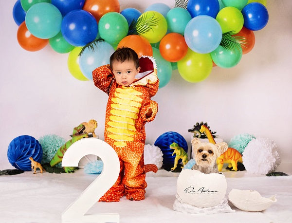 Kate Dinosaurier-Geburtstag mit Ballon-Hintergrund für die Fotografie entworfen von Mandy Ringe Photography - Kate Backdrop.de