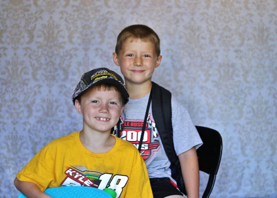 Kate Gold Demask Klassik Hintergrund für Fotografie Entworfen von Erin Larkins - Kate Backdrop.de