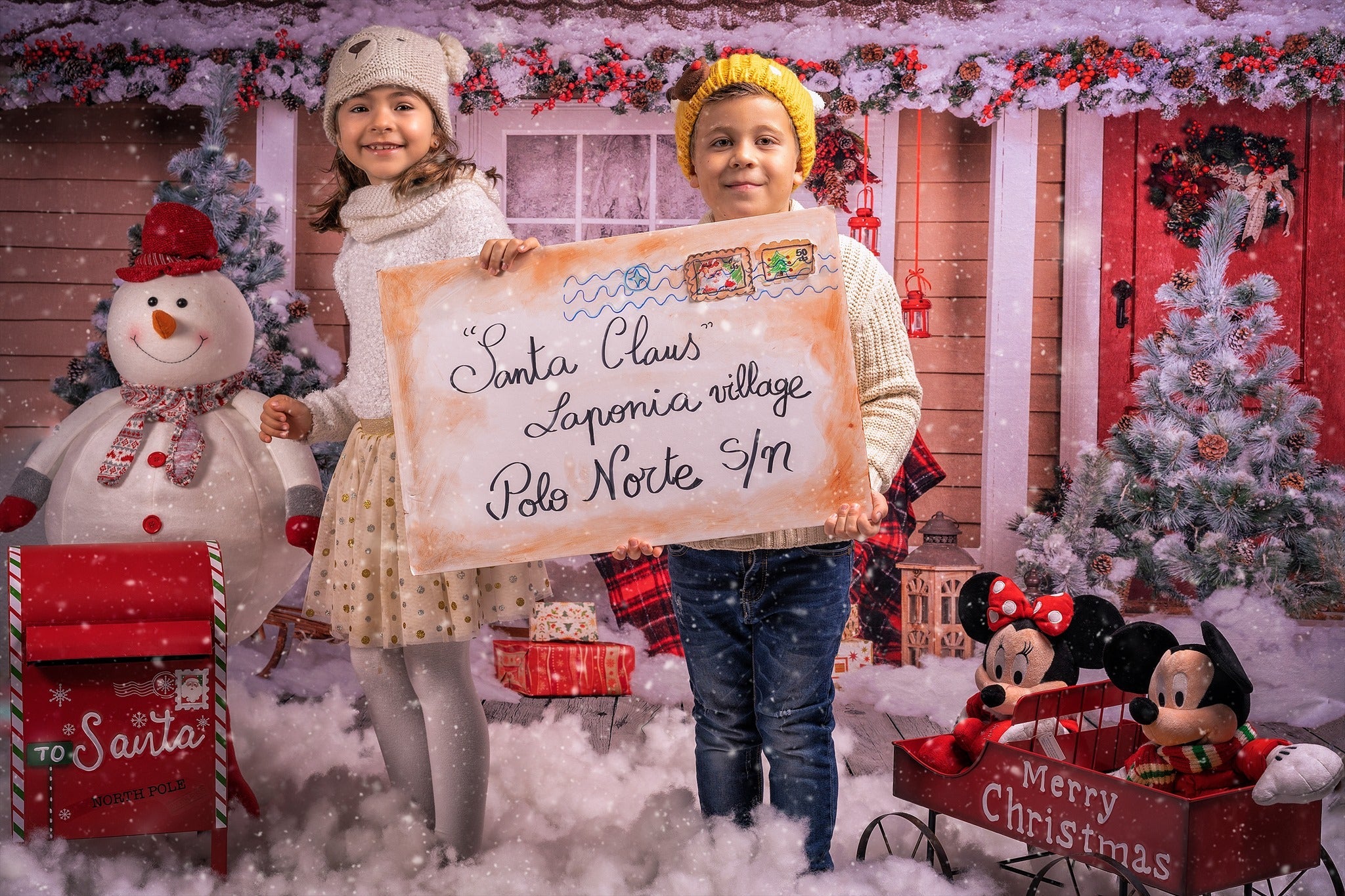 Kate Schnee außerhalb des Hauses mit Weihnachtsbäumen und Geschenken für Fotografie - Kate Backdrop.de