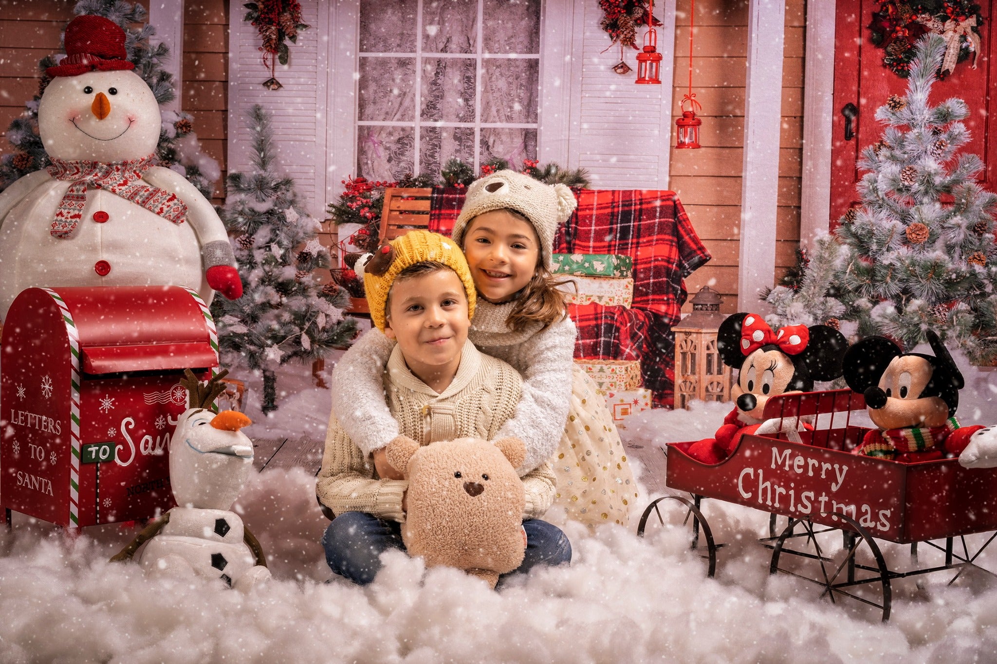 Kate Schnee außerhalb des Hauses mit Weihnachtsbäumen und Geschenken für Fotografie - Kate Backdrop.de