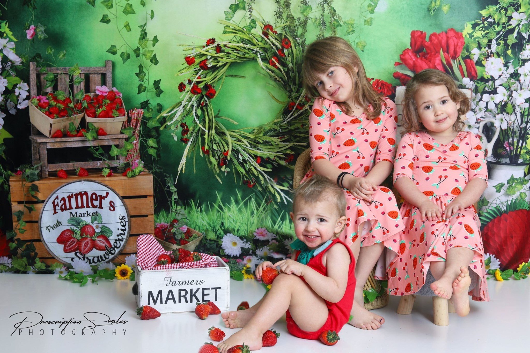 Kate Sommer Erdbeer und weiße Blume grüne Blätter Hintergrund - Kate Backdrop.de