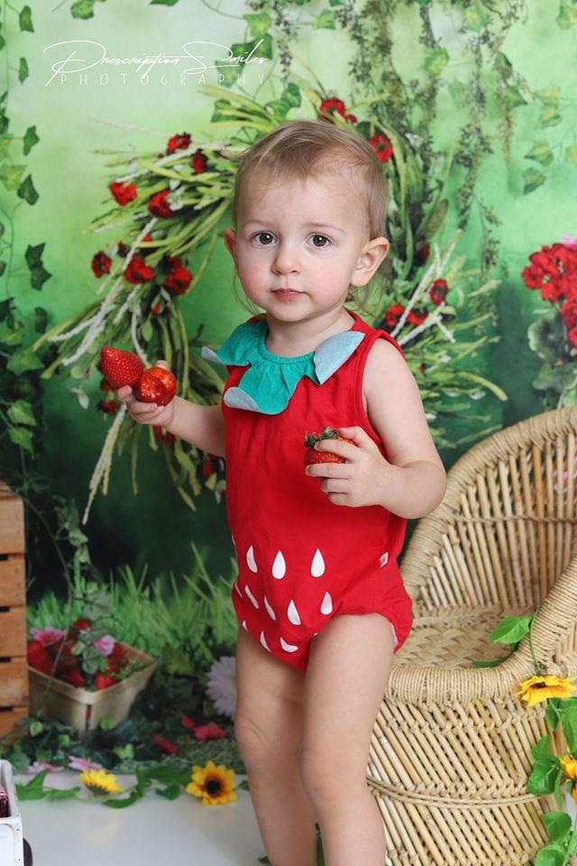 Kate Sommer Erdbeer und weiße Blume grüne Blätter Hintergrund - Kate Backdrop.de