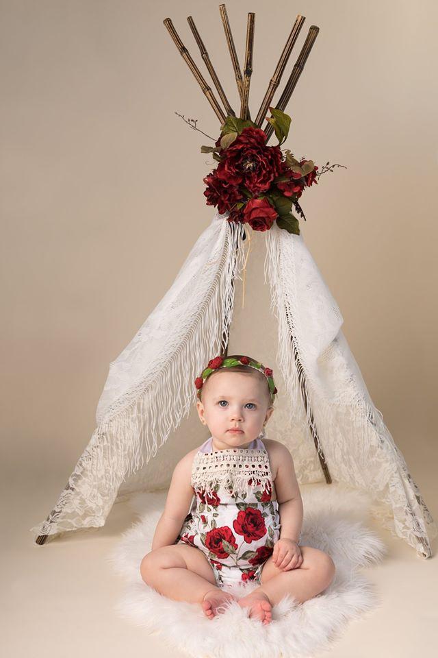 Kate rote Blume Tipi Geburtstag Hintergrund von Lisa Granden - Kate Backdrop.de