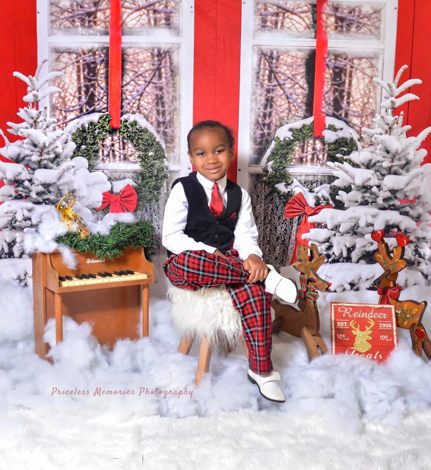 Kate Winter SchneebedecktKiefern Rot Fenster Aussicht Hintergrund Entworfen von Jerry_Sina - Kate Backdrop.de