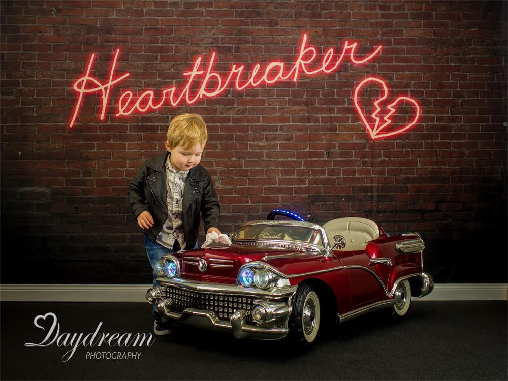 Kate Heartbreaker Valentinstag Ziegelwand Backstein Hintergrund von Mandy Ringe Photography - Kate Backdrop.de