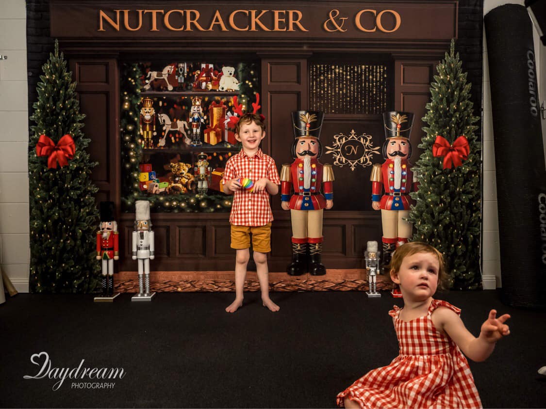 Kate Weihnachtshintergrund Nussknacker Store Tree von Uta Mueller Photography - Kate Backdrop.de