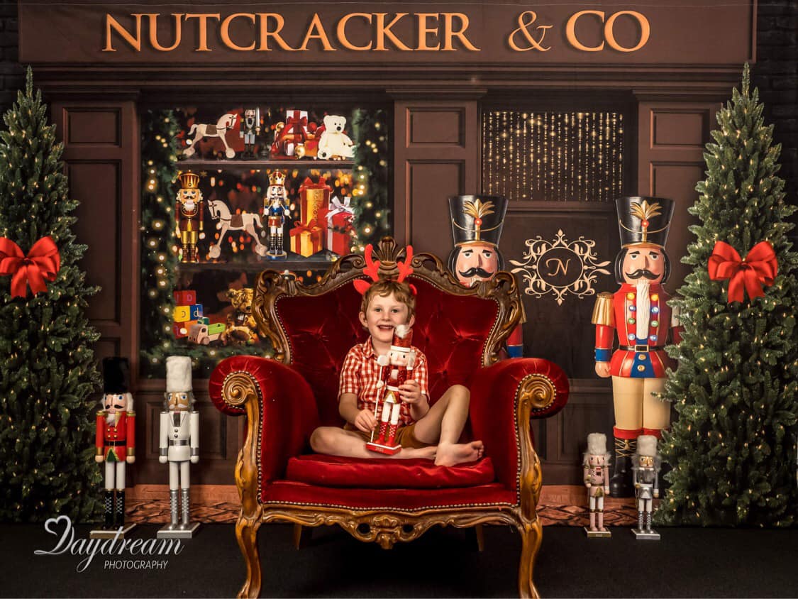 Kate Weihnachtshintergrund Nussknacker Store Tree von Uta Mueller Photography - Kate Backdrop.de