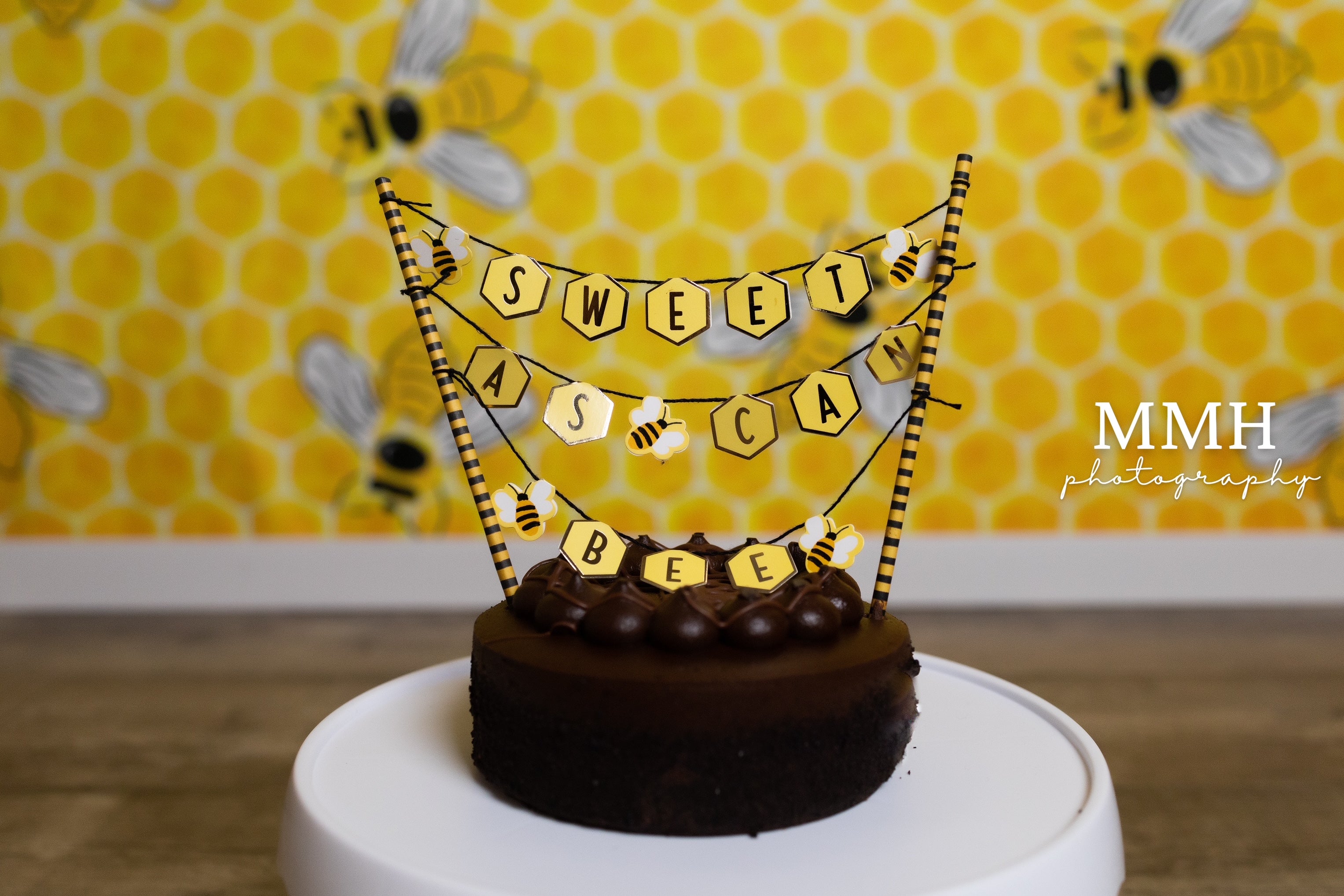 Kate BEE-Day- Gelber Hintergrund mit Bienenmuster von Melissa McCraw-Hummer - Kate Backdrop.de