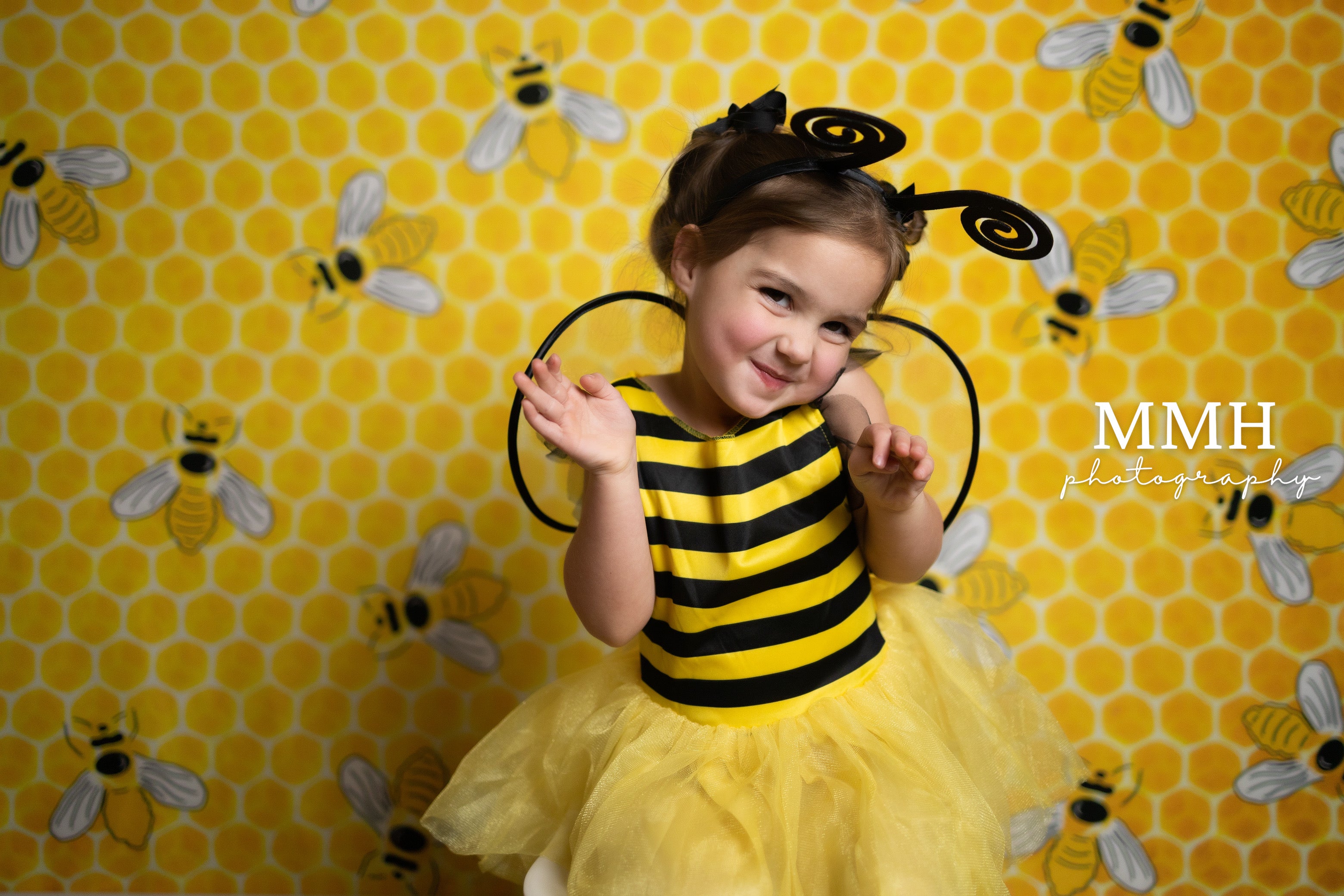 Kate BEE-Day- Gelber Hintergrund mit Bienenmuster von Melissa McCraw-Hummer - Kate Backdrop.de