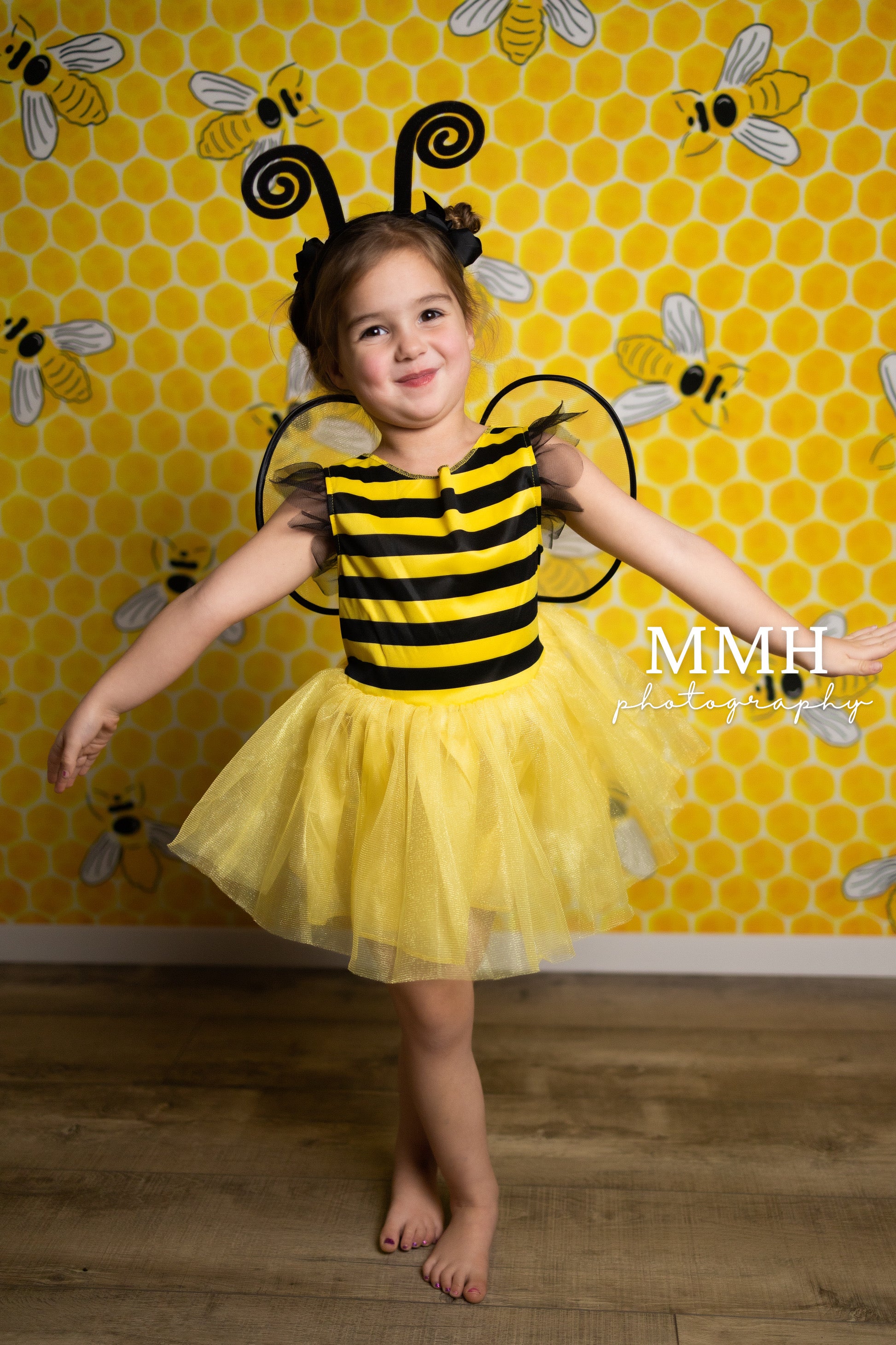 Kate BEE-Day- Gelber Hintergrund mit Bienenmuster von Melissa McCraw-Hummer - Kate Backdrop.de