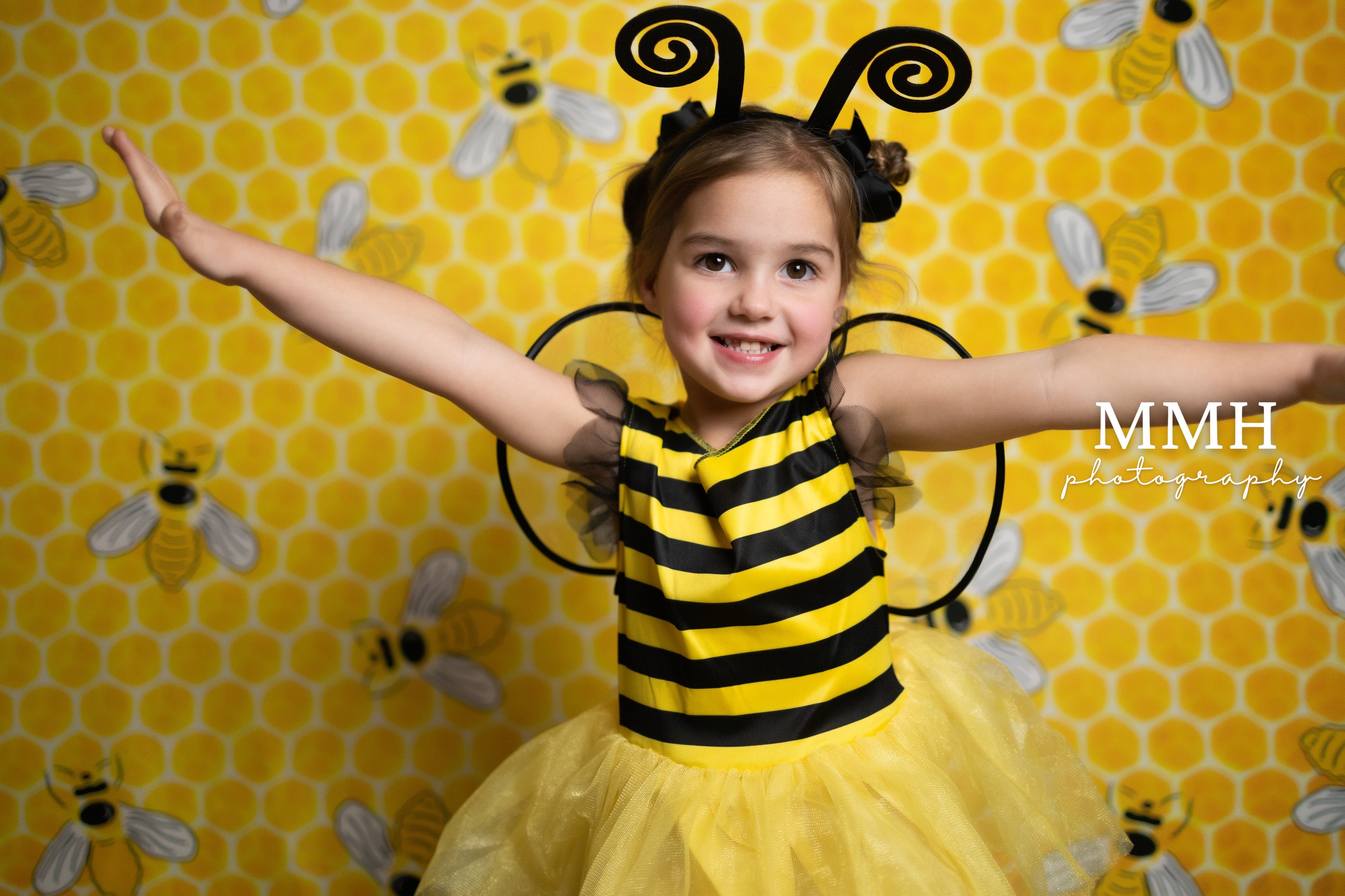 Kate BEE-Day- Gelber Hintergrund mit Bienenmuster von Melissa McCraw-Hummer - Kate Backdrop.de