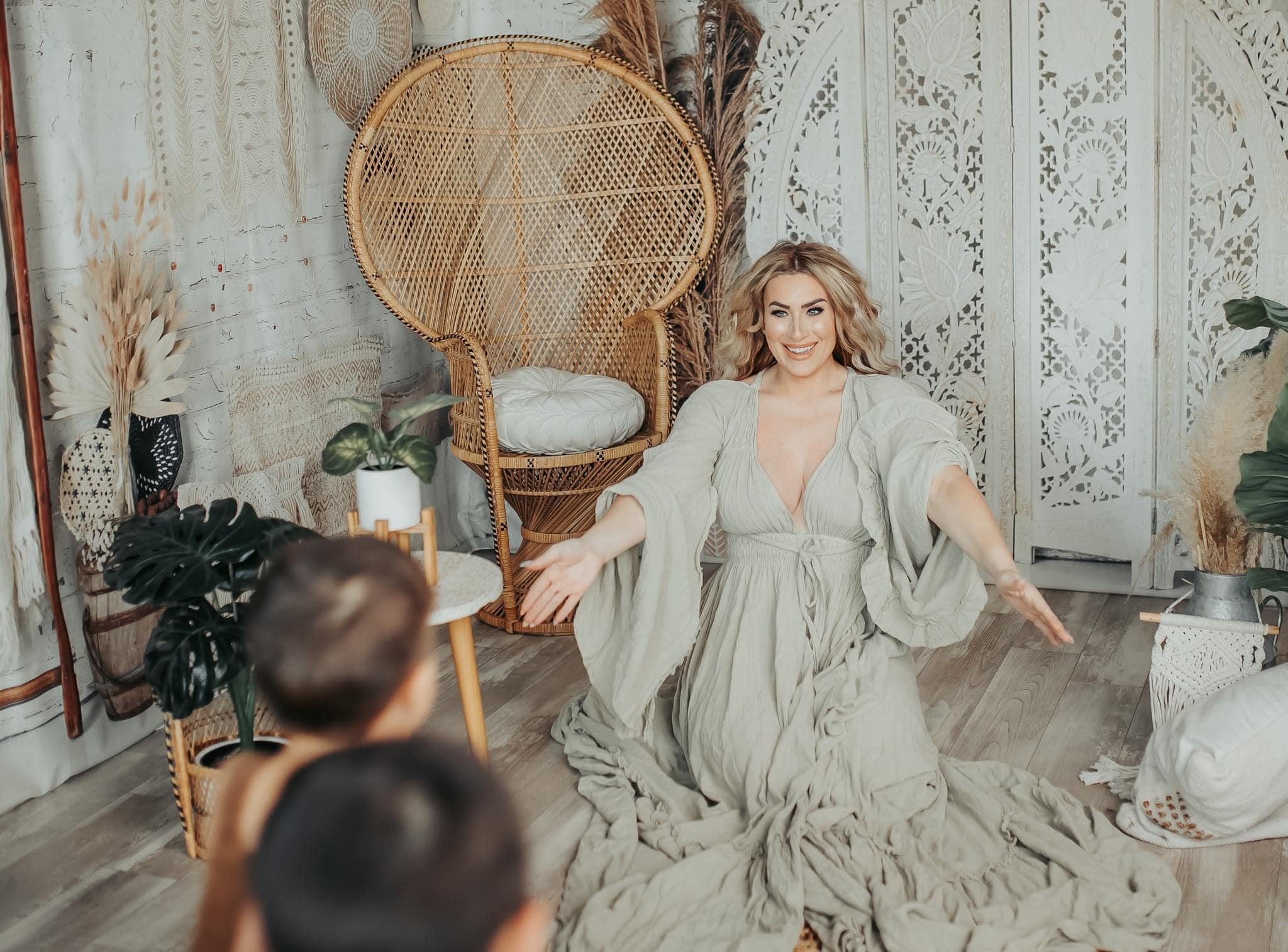 Kate Boho mit Pampasgras Hintergrund von Mandy Ringe Photography - Kate Backdrop.de