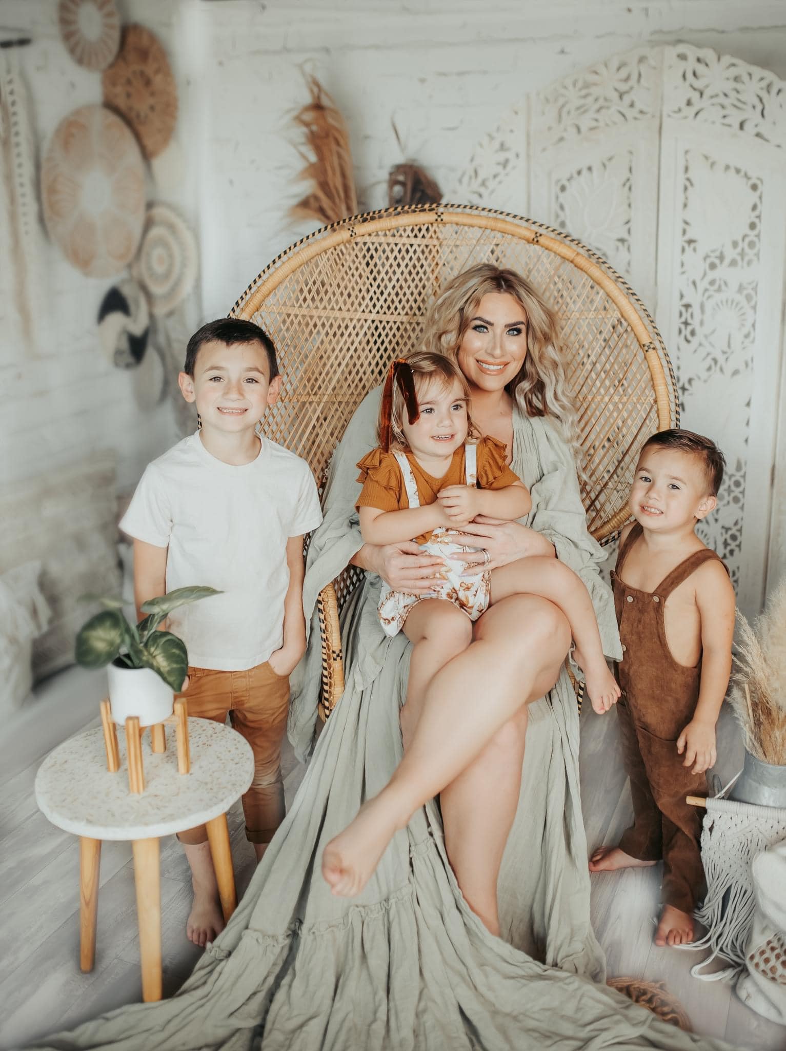 Kate Boho mit Pampasgras Hintergrund von Mandy Ringe Photography - Kate Backdrop.de