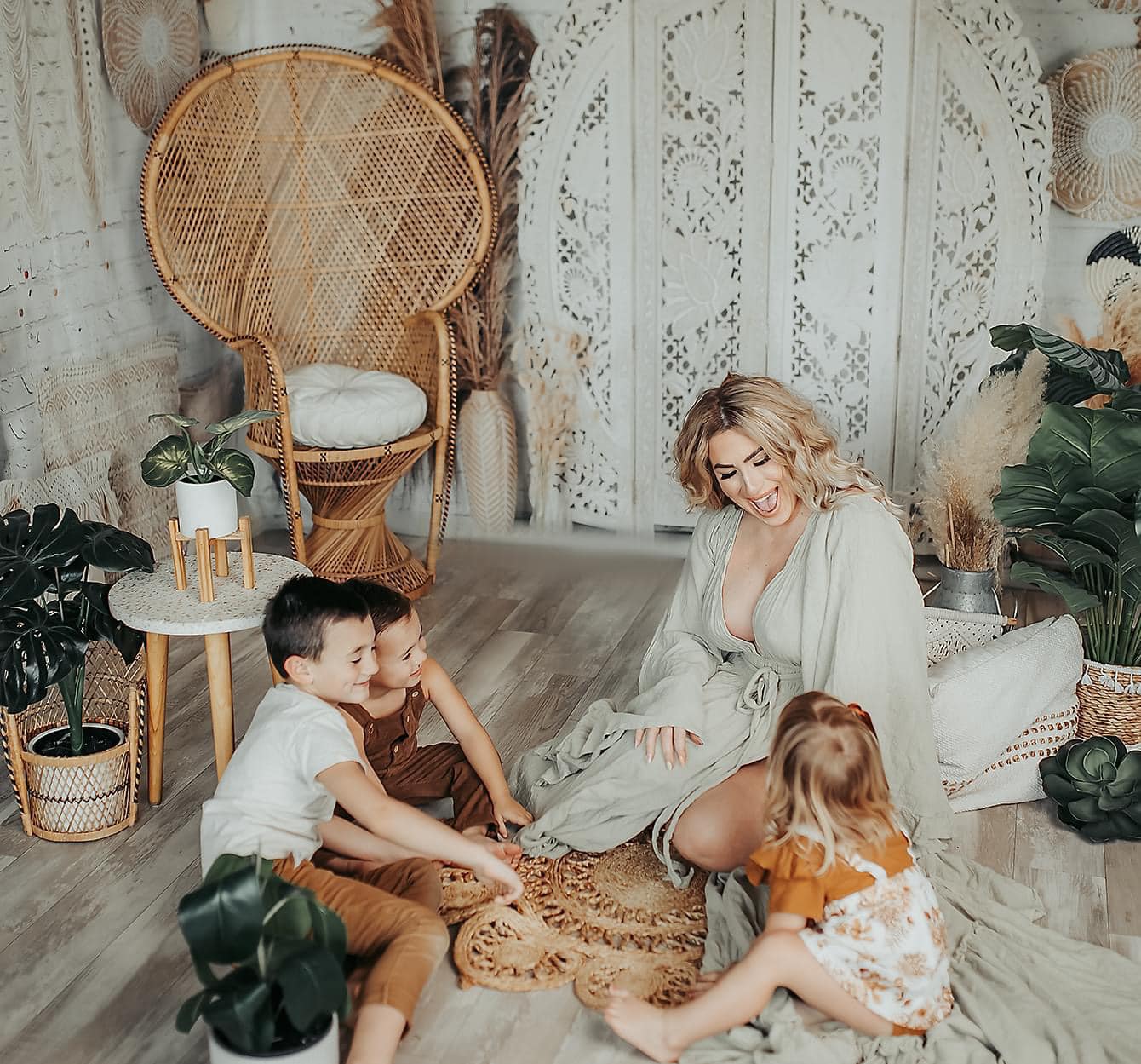 Kate Boho mit Pampasgras Hintergrund von Mandy Ringe Photography - Kate Backdrop.de