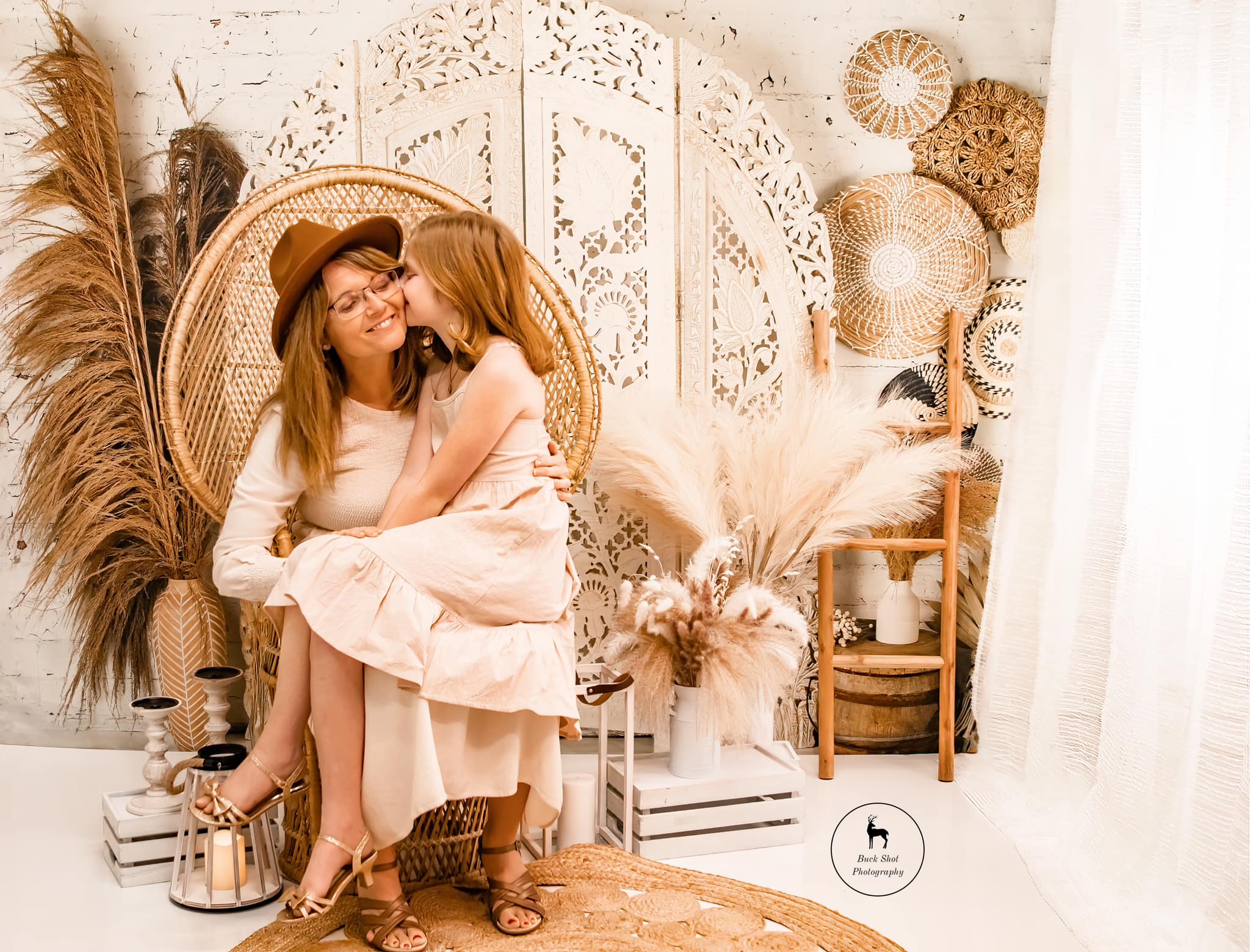Kate Boho mit Pampasgras Hintergrund von Mandy Ringe Photography - Kate Backdrop.de