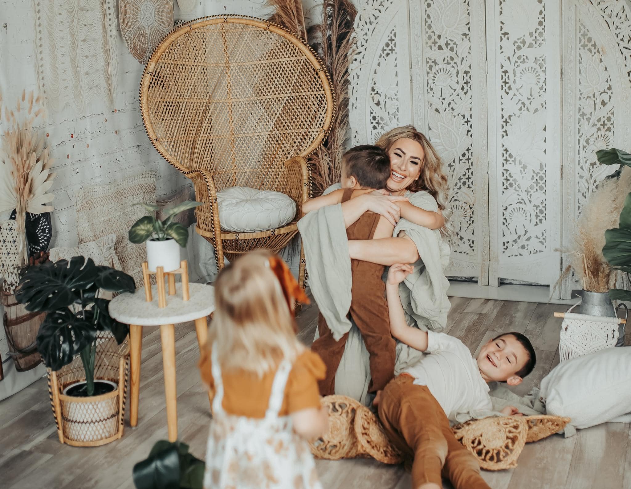 Kate Boho mit Pampasgras Hintergrund von Mandy Ringe Photography - Kate Backdrop.de