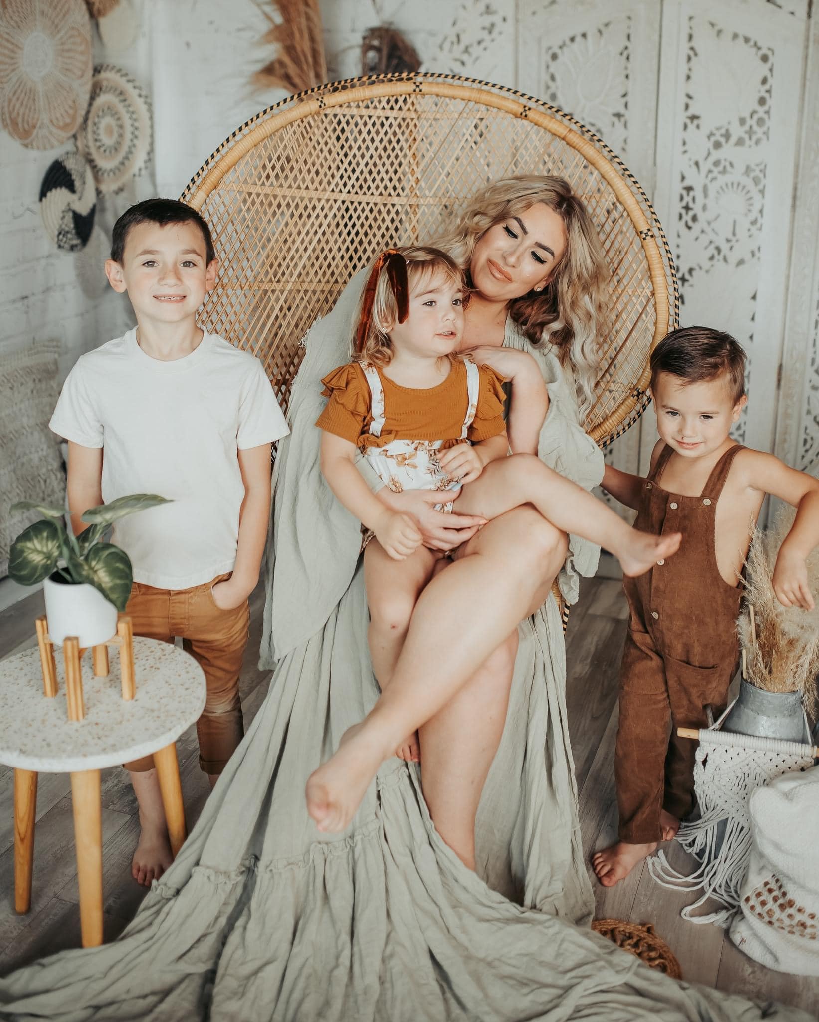 Kate Boho mit Pampasgras Hintergrund von Mandy Ringe Photography - Kate Backdrop.de