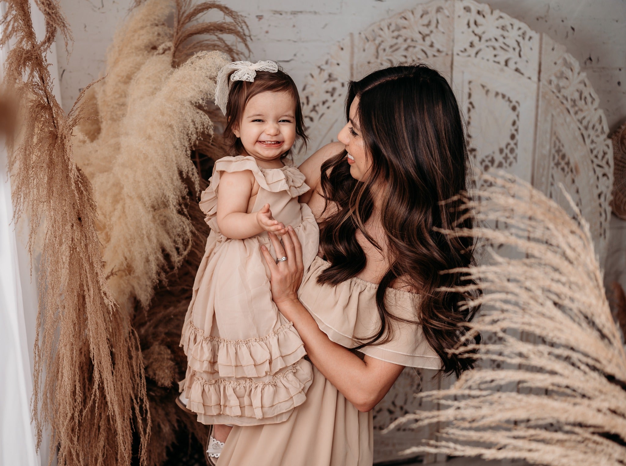 Kate Boho mit Pampasgras Hintergrund von Mandy Ringe Photography - Kate Backdrop.de