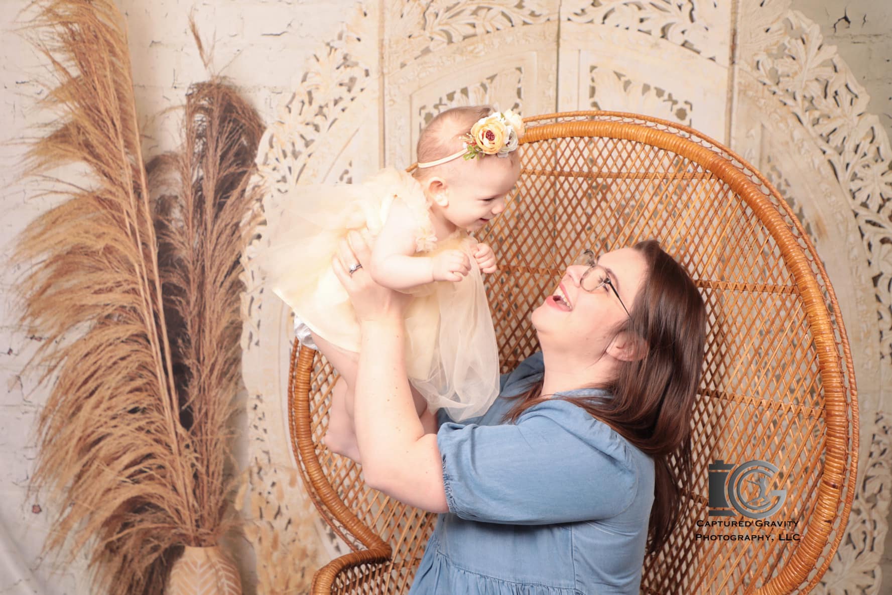 Kate Boho mit Pampasgras Hintergrund von Mandy Ringe Photography - Kate Backdrop.de