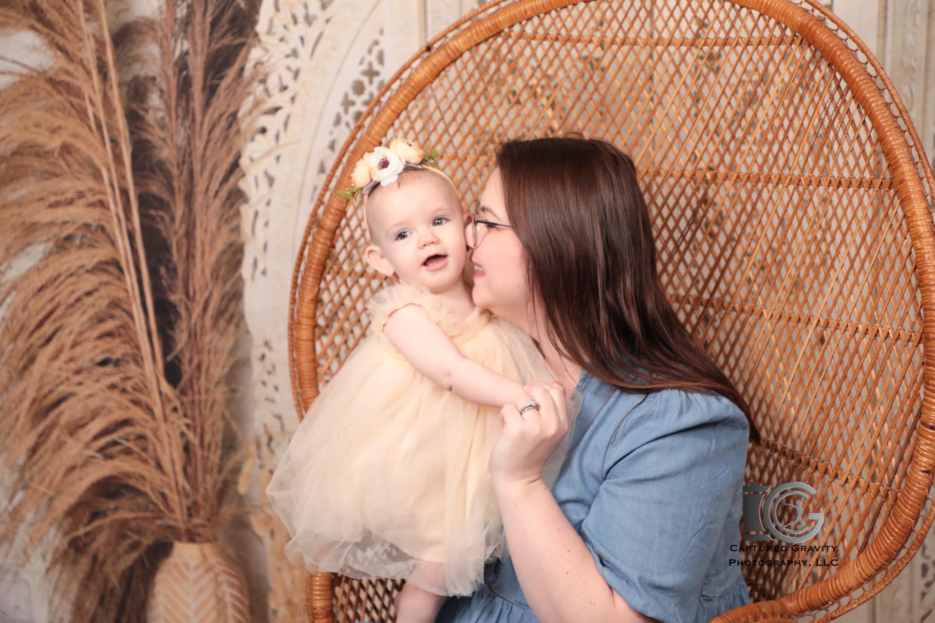 Kate Boho mit Pampasgras Hintergrund von Mandy Ringe Photography - Kate Backdrop.de