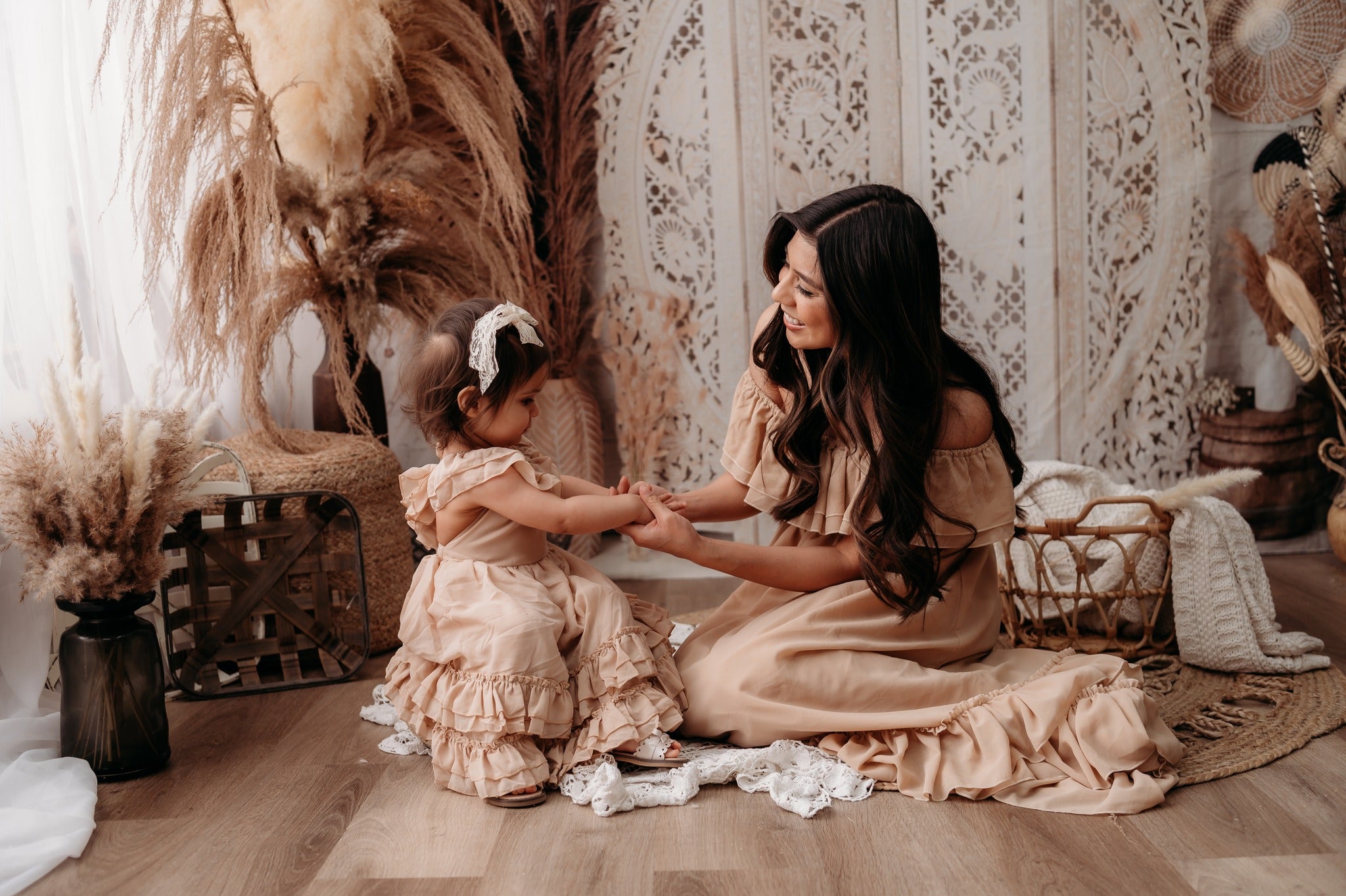 Kate Boho mit Pampasgras Hintergrund von Mandy Ringe Photography - Kate Backdrop.de