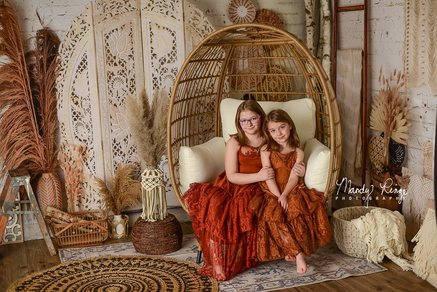 Kate Boho mit Pampasgras Hintergrund von Mandy Ringe Photography - Kate Backdrop.de
