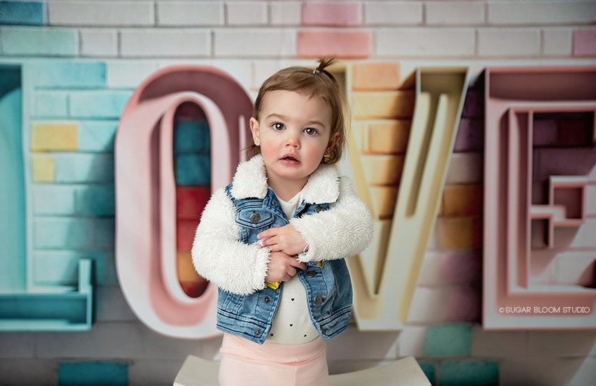 Kate Valentinstag Pastellfarbene Metall-Liebesbriefe auf Ziegelmauer-Hintergrundkulisse von Mini MakeBelieve - Kate Backdrop.de