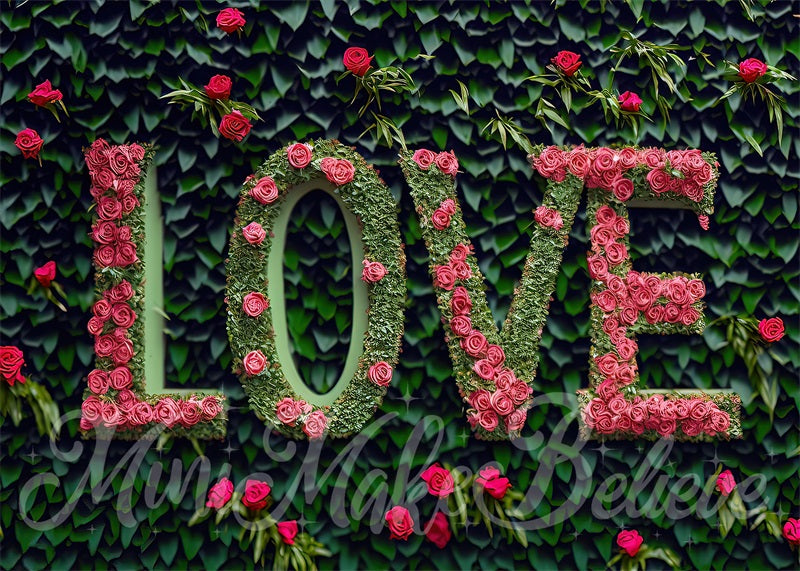 Kate Valentine Rosa Blume Liebe Buchstaben auf Gras Wandhintergrund von Mini MakeBelieve