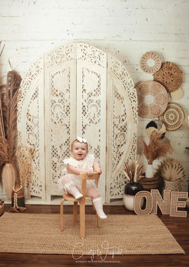 Kate Boho-Makrame-Wand mit Körben und Leiter als Hintergrundkulisse von Mandy Ringe Photography - Kate Backdrop.de