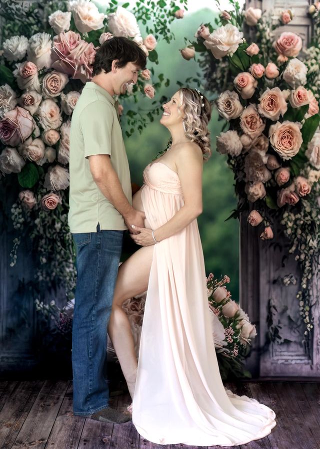 Kate Gemalte Hochzeitstafeln mit Rosen als Hintergrund für den Muttertag im Freien von Mini MakeBelieve
