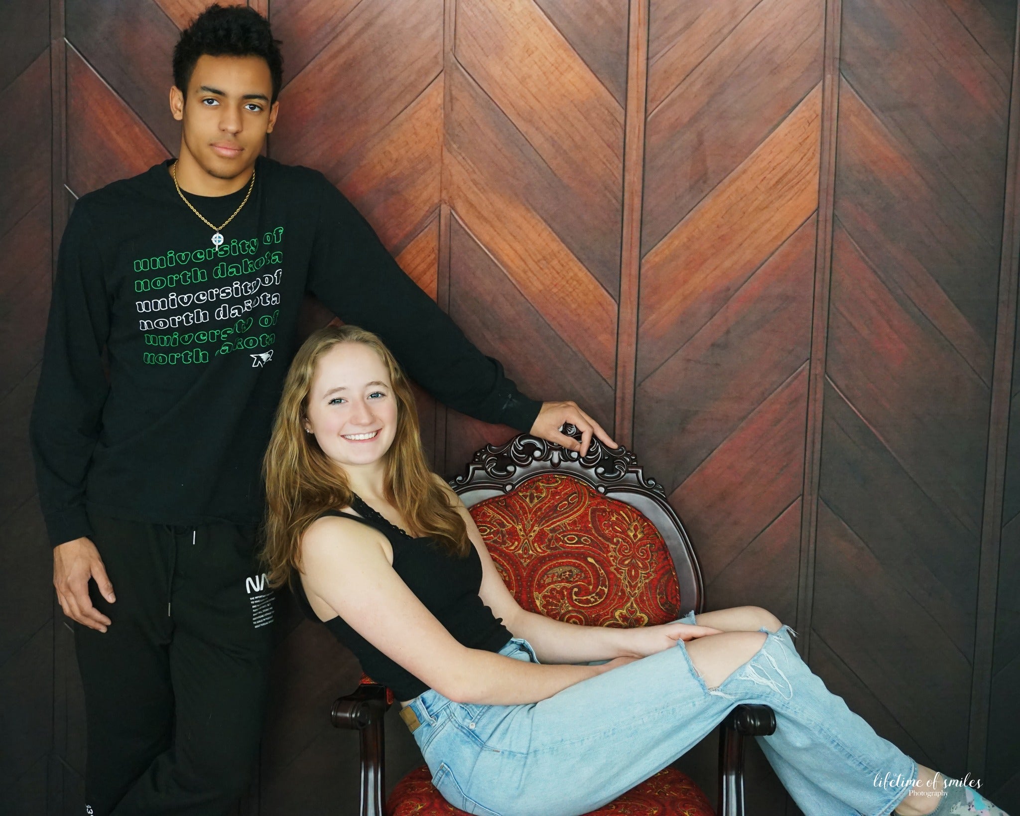 Kate Braunes Holzparkett Wandtafel Hintergrund von Mini MakeBelieve - Kate Backdrop.de