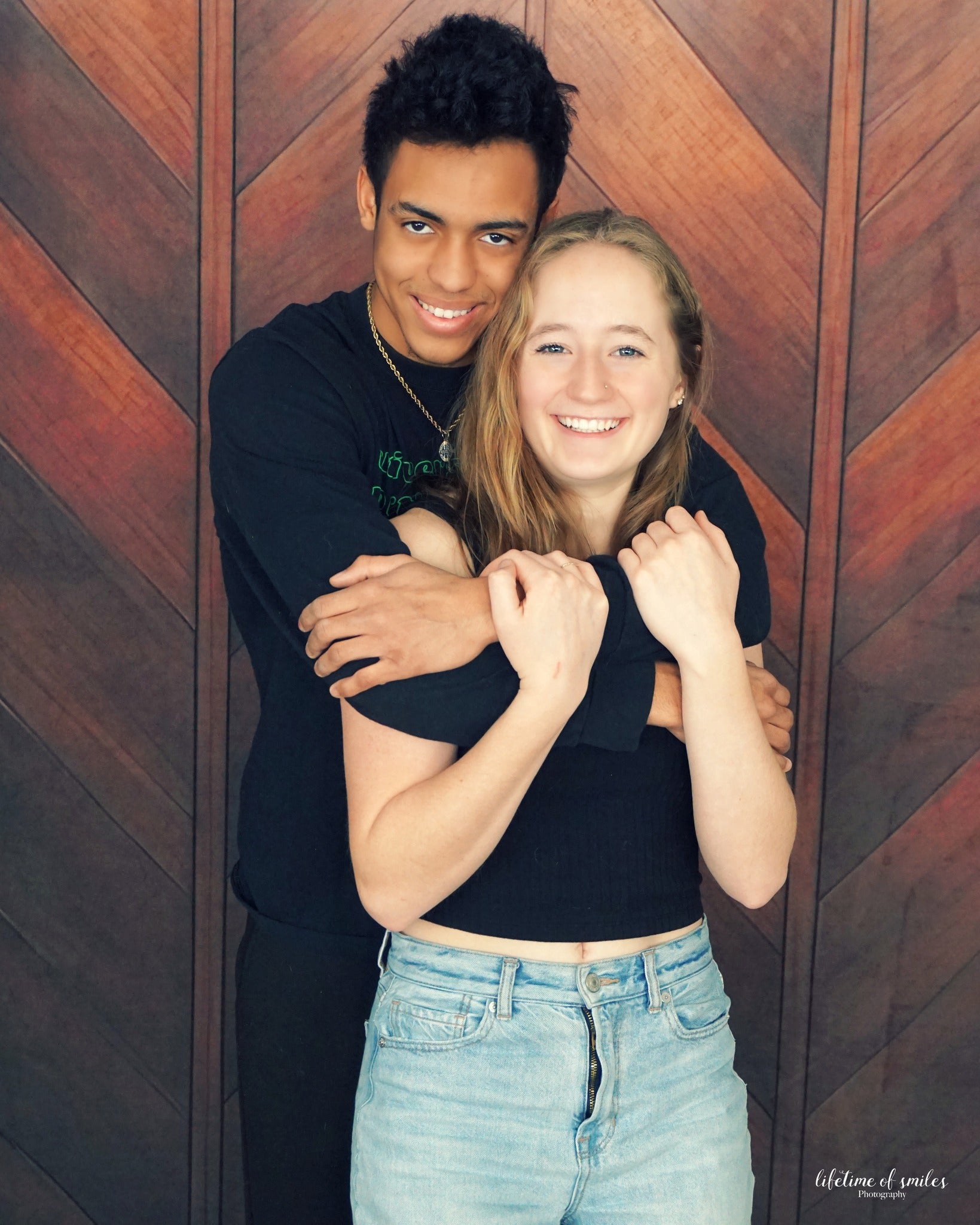 Kate Braunes Holzparkett Wandtafel Hintergrund von Mini MakeBelieve - Kate Backdrop.de