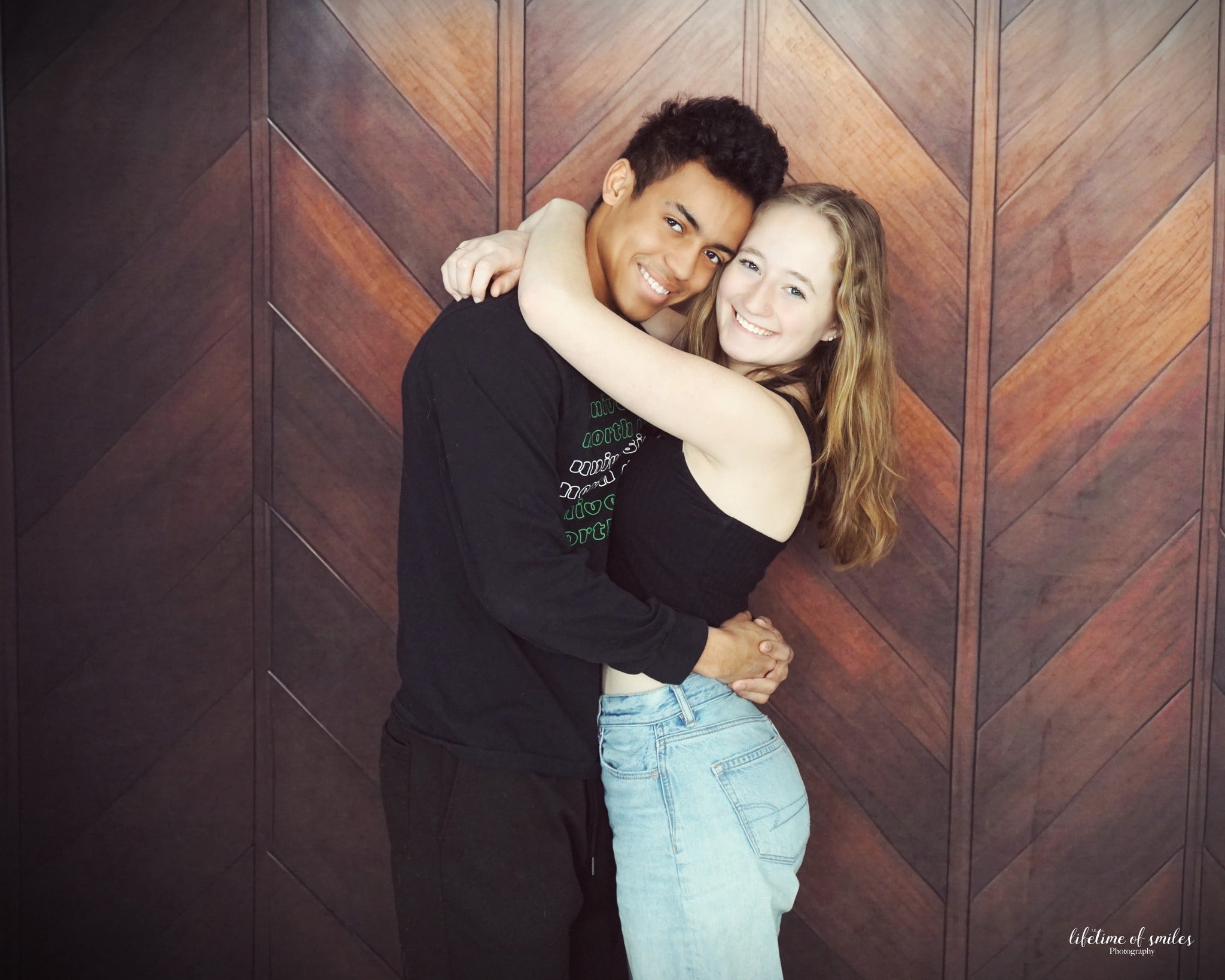 Kate Braunes Holzparkett Wandtafel Hintergrund von Mini MakeBelieve - Kate Backdrop.de