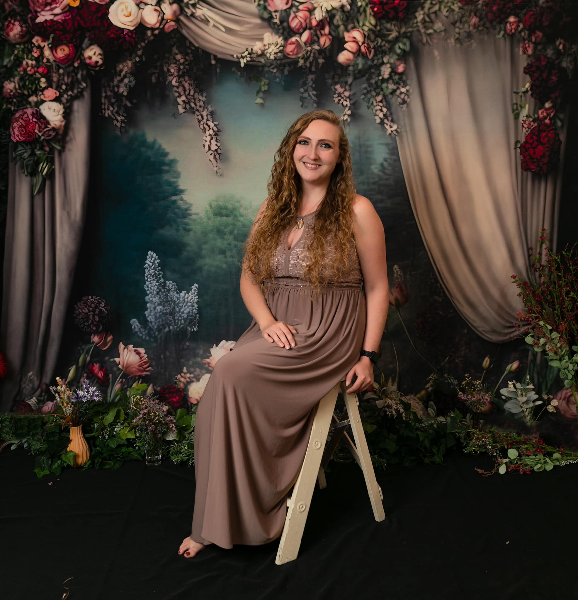 Kate Painterly Fine Art Blumen Vintage-Landschaft mit Vorhängen Hintergrund von Mini MakeBelieve