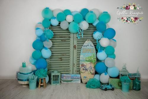 Kate Sommer Geburtstag Hintergrund blaue Luftballons Surfbrett Entworfen von Csilla Kancsar - Kate Backdrop.de