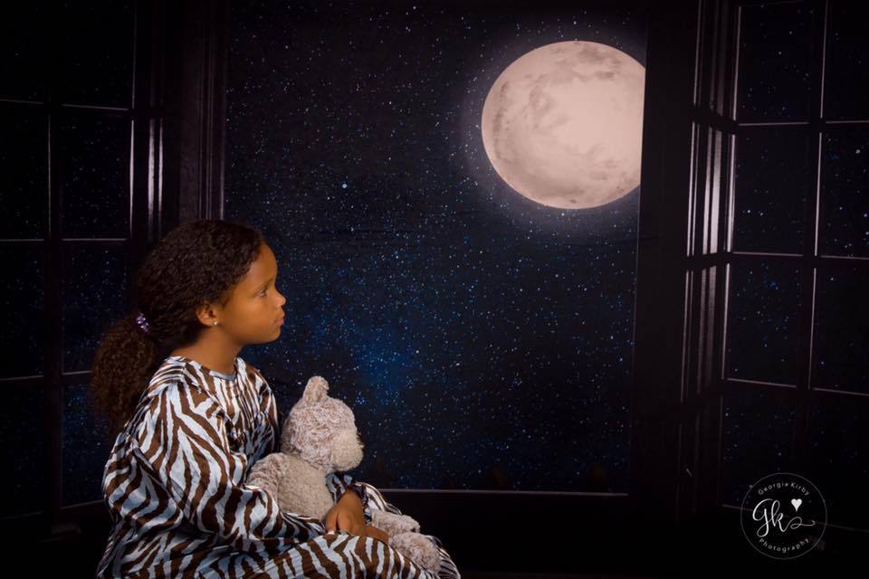 Kate Fenster Nacht mit Mond und Star Aussicht Hintergrund Entworfen von Jerry_Sina - Kate Backdrop.de
