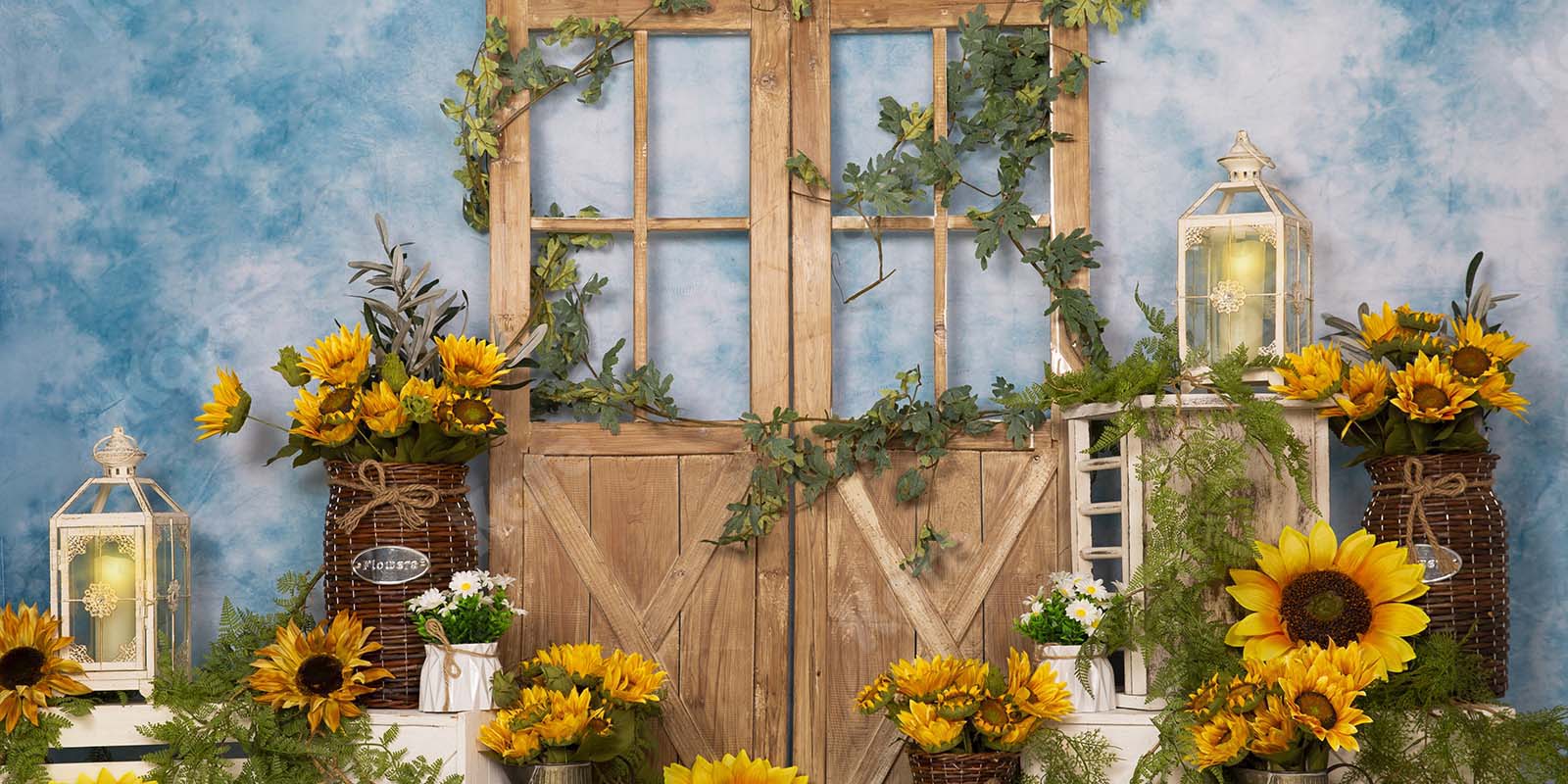 Kate Frühling Sonnenblumen Braun Holztür Blau Hintergrund Entworfen von Emetselch - Kate Backdrop.de