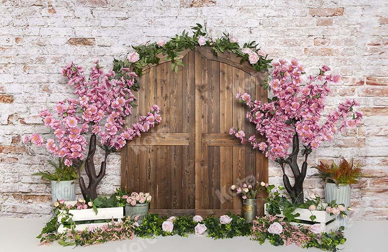 Kate Frühling Pfirsichblüte Holz Tür Backsteinmauer Hintergrund von Emetselch