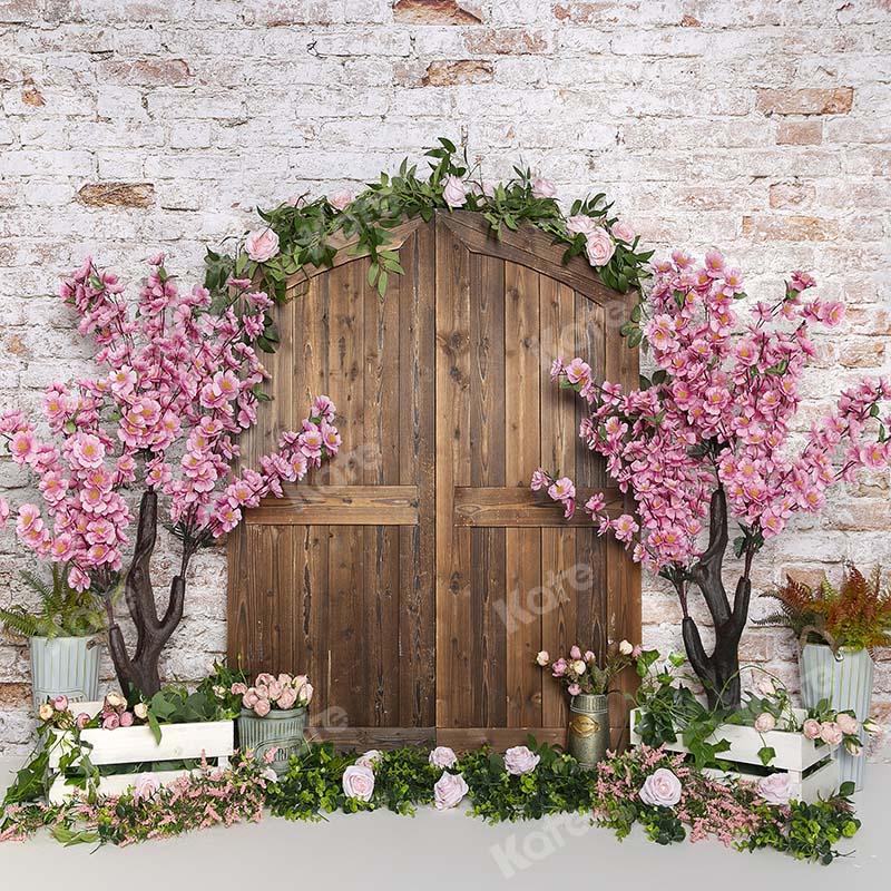Kate Frühling Pfirsichblüte Holz Tür Backsteinmauer Hintergrund von Emetselch